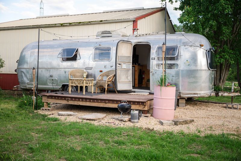 US farmers turn to Airbnb to keep a thorny corn on corn and endure agriculture slump