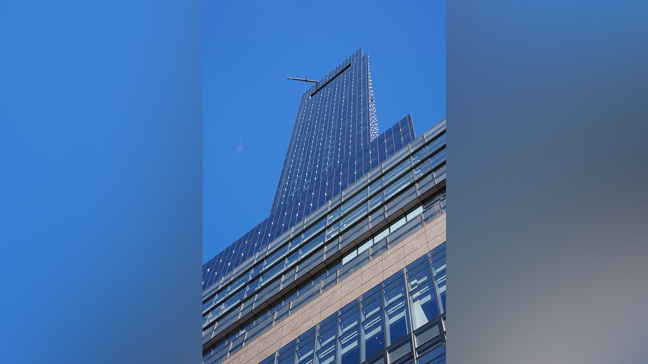 Two NYC window washers go out for a 78-storey wild ride before being pulled safely